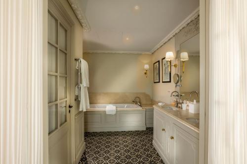 a bathroom with a tub and a sink at Villa Saint-Ange in Aix-en-Provence