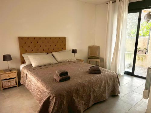 Postel nebo postele na pokoji v ubytování Charmante maison de village