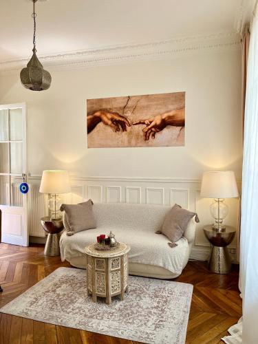 un salon avec un canapé et une table dans l'établissement Appt de charme - Paris 15 eme, à Paris
