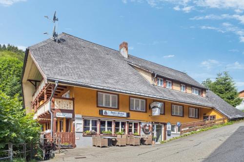 トートモースにあるAntico Mulino Pension Todtmoosの道路脇の大きな黄色い建物