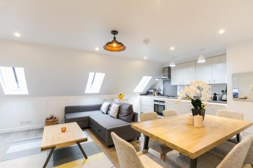 a living room with a couch and a table at Urban Chic - Rathbone in London