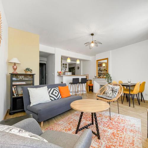 un salon avec un canapé et une table dans l'établissement Portes des Calanques à Martigues, à Martigues