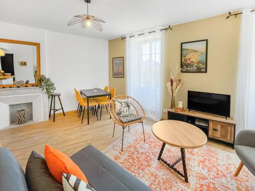 un salon avec un canapé et une table dans l'établissement Portes des Calanques à Martigues, à Martigues