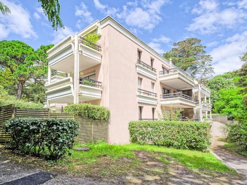 un edificio de apartamentos con arbustos delante de él en Apartment La Pomme de Pin by Interhome, en La Baule-les-Pins