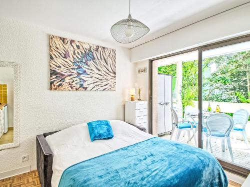 une chambre avec un lit et un balcon dans l'établissement Apartment La Pomme de Pin by Interhome, à La Baule-les-Pins
