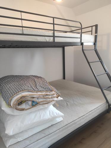 - un lit superposé avec des serviettes sur la couchette inférieure dans l'établissement Duplex T3 refait a neuf sur Cabourg 2h30 de paris, à Cabourg