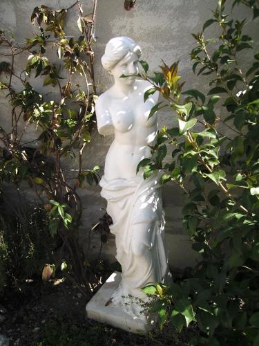 a statue of a woman sitting next to a plant at "Le Vent d'Étoile" B&B and Guesthouses in Mormoiron