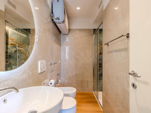 Ένα μπάνιο στο Apartment Garda Sapphire by Interhome