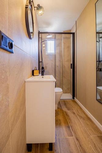 a bathroom with a white sink and a toilet at Appartomento albir in Albir
