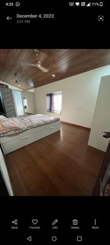 ParhūrにあるKhouseのウッドフロアのベッドルーム1室(ベッド1台付)