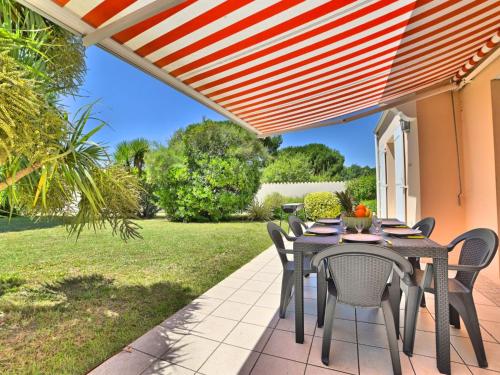 Taman di luar Holiday Home beaurepaire by Interhome