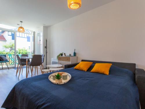 - une chambre avec un lit bleu et des oreillers jaunes dans l'établissement Studio Cap Océan-14 by Interhome, à Capbreton