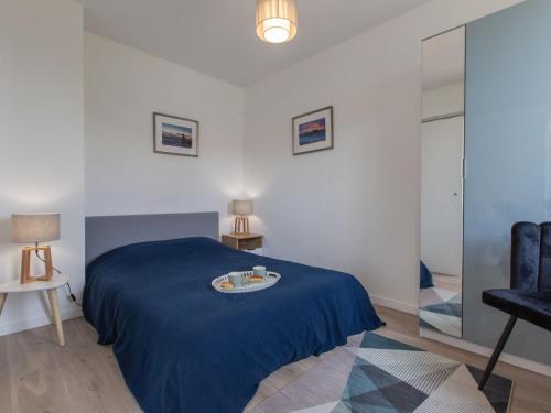 une chambre avec un lit avec une couverture bleue dans l'établissement Apartment Cap Océan-8 by Interhome, à Capbreton