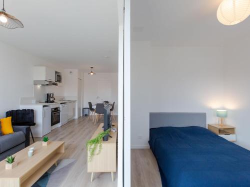 - une chambre et un salon avec un lit et un canapé dans l'établissement Apartment Cap Océan-3 by Interhome, à Capbreton