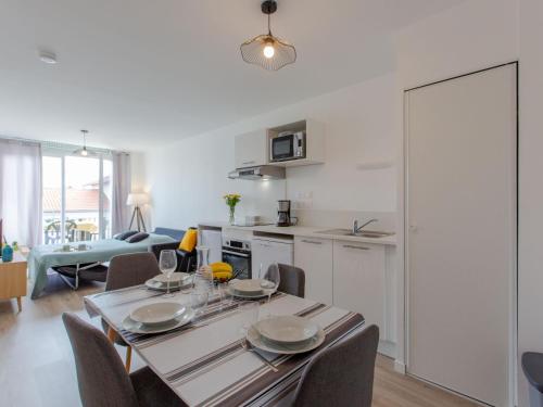 une cuisine et un salon avec une table et des chaises dans l'établissement Apartment Cap Océan-3 by Interhome, à Capbreton