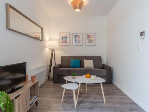 un salon avec un canapé et une table dans l'établissement Apartment Cap Océan-9 by Interhome, à Capbreton