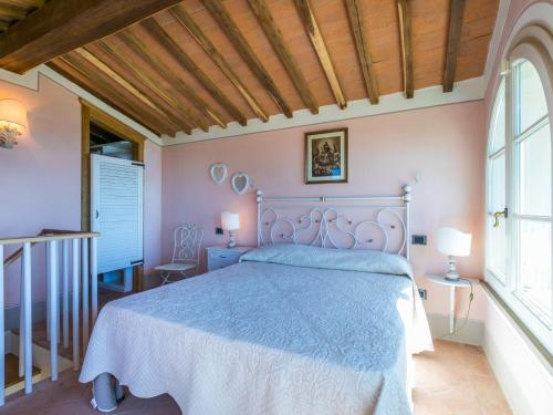 Postel nebo postele na pokoji v ubytování Villa Poggio al Pruno by Interhome
