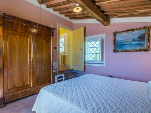 Postel nebo postele na pokoji v ubytování Villa Poggio al Pruno by Interhome