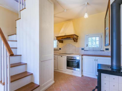 Kuchyň nebo kuchyňský kout v ubytování Villa Poggio al Pruno by Interhome