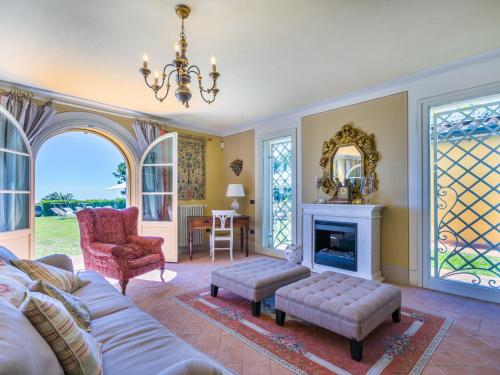 Posezení v ubytování Villa Poggio al Pruno by Interhome