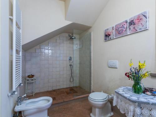 Koupelna v ubytování Villa Poggio al Pruno by Interhome