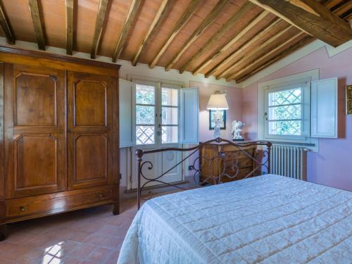 Postel nebo postele na pokoji v ubytování Villa Poggio al Pruno by Interhome