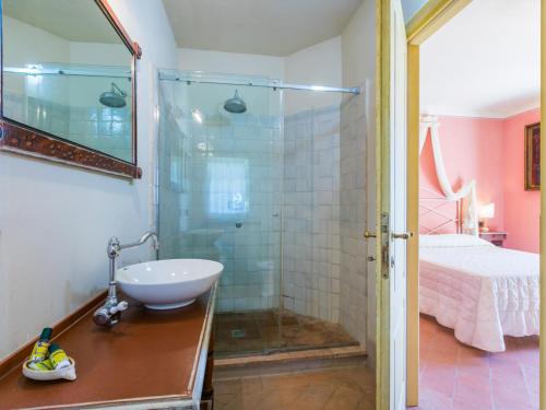 Koupelna v ubytování Villa Poggio al Pruno by Interhome