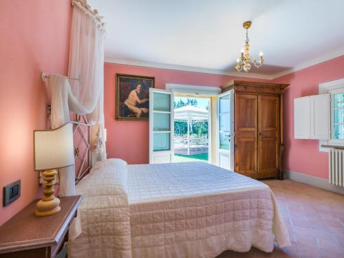 Postel nebo postele na pokoji v ubytování Villa Poggio al Pruno by Interhome