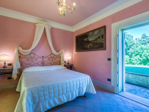 Postel nebo postele na pokoji v ubytování Villa Poggio al Pruno by Interhome
