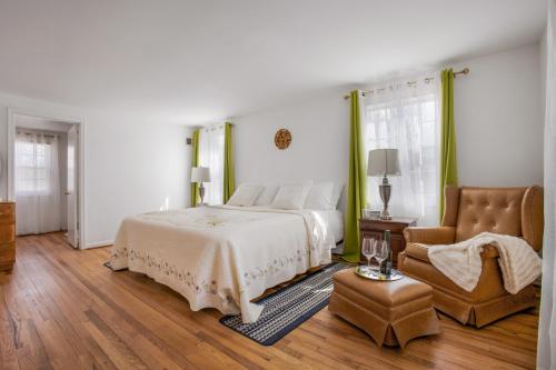 ein Schlafzimmer mit einem großen Bett und einem Stuhl in der Unterkunft Modern Oasis Near Washington DC in Silver Spring