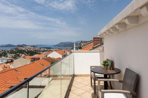 un balcon avec une table et des chaises et une vue dans l'établissement Guest House Kono, à Dubrovnik