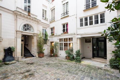 Amélie - Authentic 2BR Saint-André des Arts Historic Courtyard