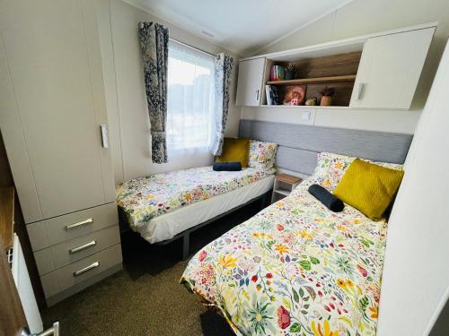 Postel nebo postele na pokoji v ubytování Luxury Lodge in Seton Sands, Willerby Sheraton