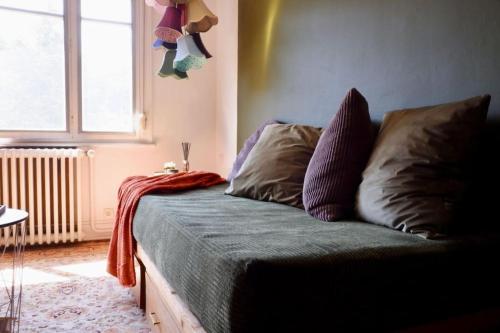 - un lit avec deux oreillers dans une chambre dotée d'une fenêtre dans l'établissement Appartement cosy, à Besançon