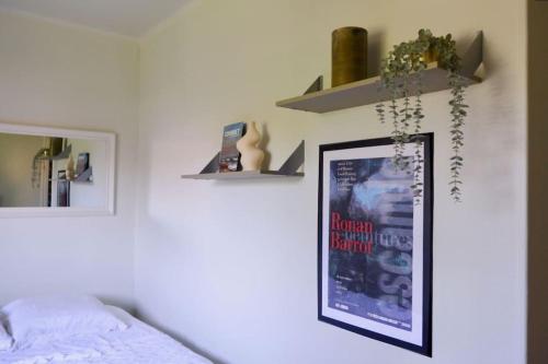 - une chambre avec une affiche d'un film sur le mur dans l'établissement Appartement cosy, à Besançon