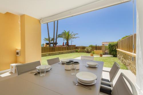 Renovated apartment with garden and direct beach access, Marbella East
