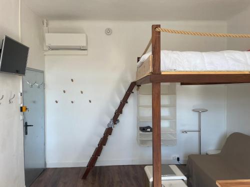 Cette petite chambre dispose de lits superposés et d'une échelle. dans l'établissement Studio cosy climatisé au coeur du village de Saint Michel l'Observatoire, à Saint-Michel-lʼObservatoire