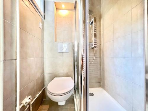 une petite salle de bain avec toilettes et douche dans l'établissement Appartement - Paris 16 - Passy, à Paris