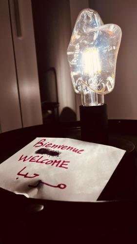 une table avec une serviette et une lumière sur une table dans l'établissement Grand Appartement neuf a côté de stade de Paris, à La Courneuve