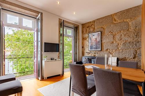 a kitchen and dining room with a table and chairs at NorteSoul Porto à Vista in Vila Nova de Gaia