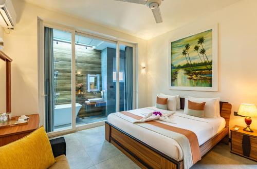 Un dormitorio con una cama y una ventana grande. en The Palace by Ocean, en Bentota