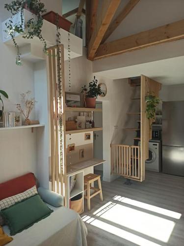 un salon avec un lit et une cuisine dans l'établissement HOSSEGOR, T3 avec jardin entre Lac et Océan, à Soorts-Hossegor