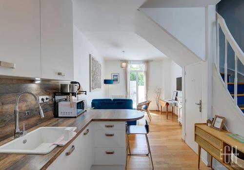 une cuisine avec un évier et un plan de travail dans l'établissement La Capucine - Hôpital Bretonneau, à Tours