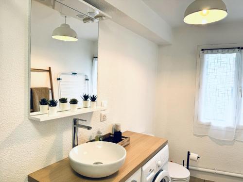 a white bathroom with a sink and a mirror at Le Golden Lake-5min du LAC à pied-Parking privé gratuit in Sévrier