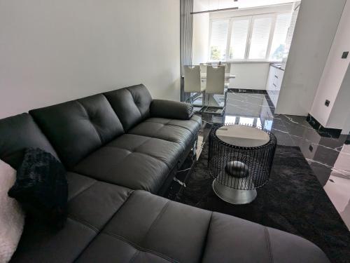 una sala de estar con un sofá y una mesa en Emma, en Bar