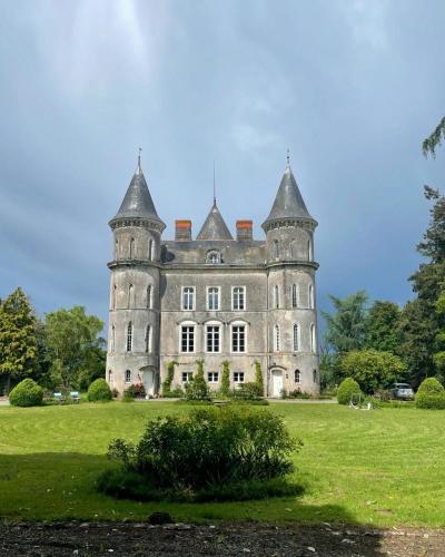 un vieux château dans un champ d'herbe dans l'établissement Château Doré les Tours - Appartement Renard, à Montfaucon