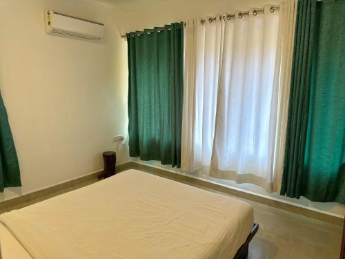 Katil atau katil-katil dalam bilik di YoYo Goa, The Apartment Hotel