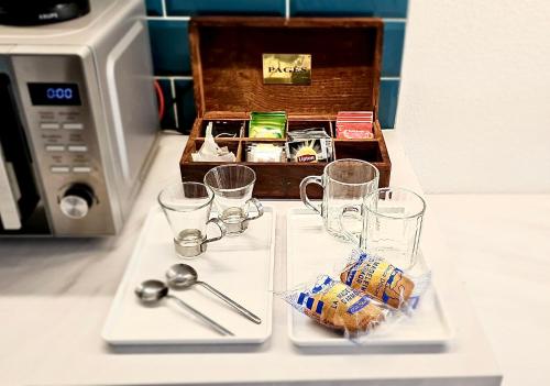 a set of glasses and a box on a counter at Le cocon chaleureux in Vannes