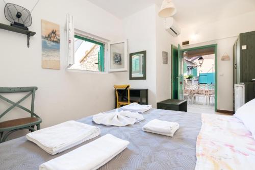 a room with a bed with white towels on it at Apartman Andro in Stomorska
