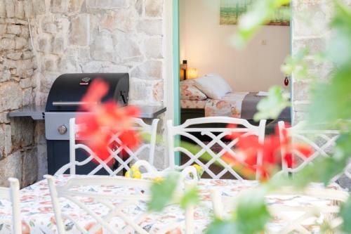 a living room with a bed and a room with a couch at Apartman Andro in Stomorska